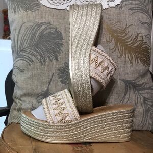 NIB NATURAL METALLIC WEDGES